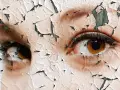 Nahaufnahme von Augen mit rissiger, schuppiger Haut.