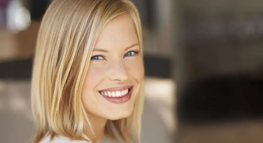 Perfekte Frisuren für glattes Haar: Ihr Guide zu Glanz & Volumen