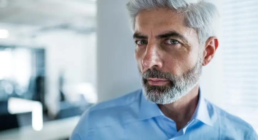 Graue Haare Männer: Coole Frisuren & Pflege für den Silver Fox Look